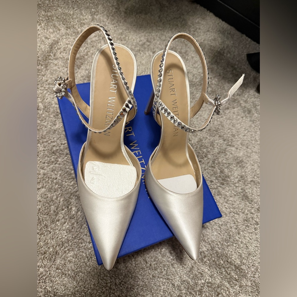 Stuart Weitzman white heels
Never worn.
Comes with box and a dust bag
